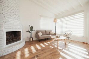 Premier Condo 4 | Oppholdsområde | Peis