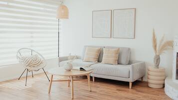 Premier Condo 3 | Sala de estar | Chimenea