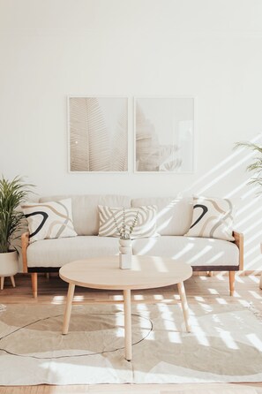 Premier Condo 2 | Wohnzimmer | Kamin