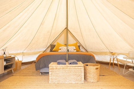 Barraca standard, 1 cama Queen, banheiro compartilhado | Roupa de cama. Coonamble Riverside Holiday Park