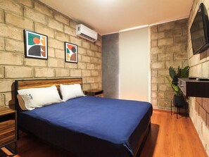 2 habitaciones, escritorio, tabla de planchar con plancha y wifi gratis 