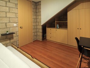 2 habitaciones, escritorio, tabla de planchar con plancha y wifi gratis 