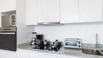 Fridge, microwave, oven, coffee/tea maker