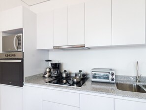 Fridge, microwave, oven, coffee/tea maker