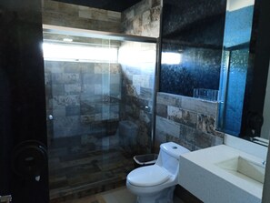 Douche, sèche-cheveux, serviettes fournies, savon