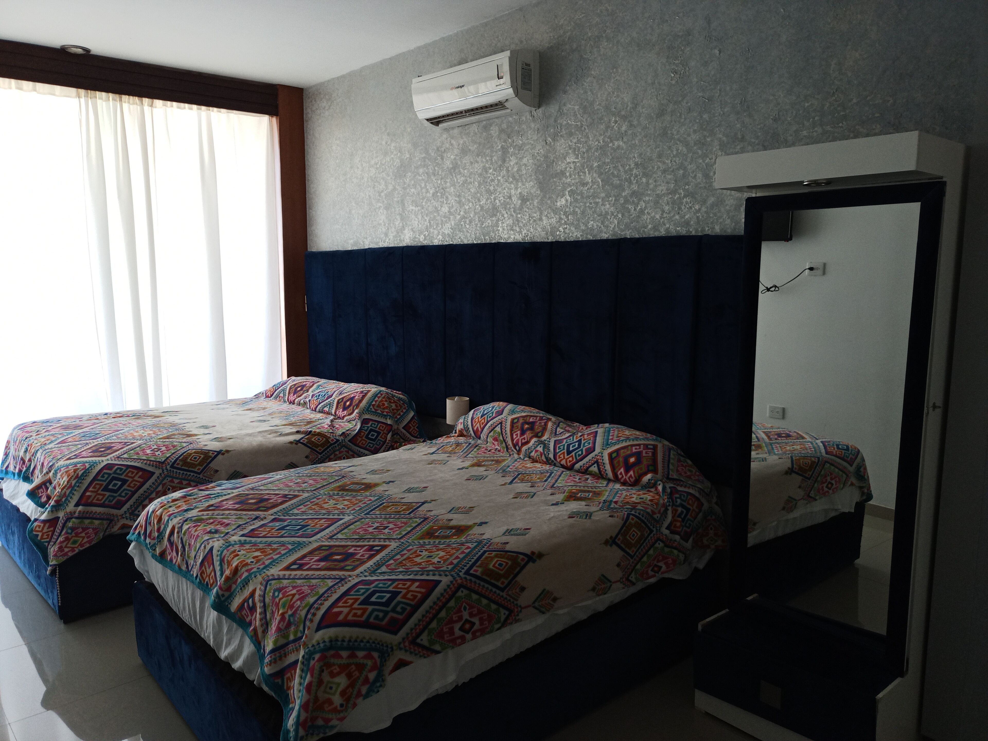 5 dormitorios, tabla de planchar con plancha, cuna de viaje