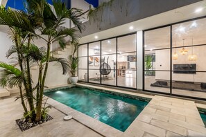55-inch flat-screen TV with cable channels - Sunny Home Villa (Canggu)