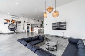 En 55-tommers Flatskjerm-TV med kabel-kanaler