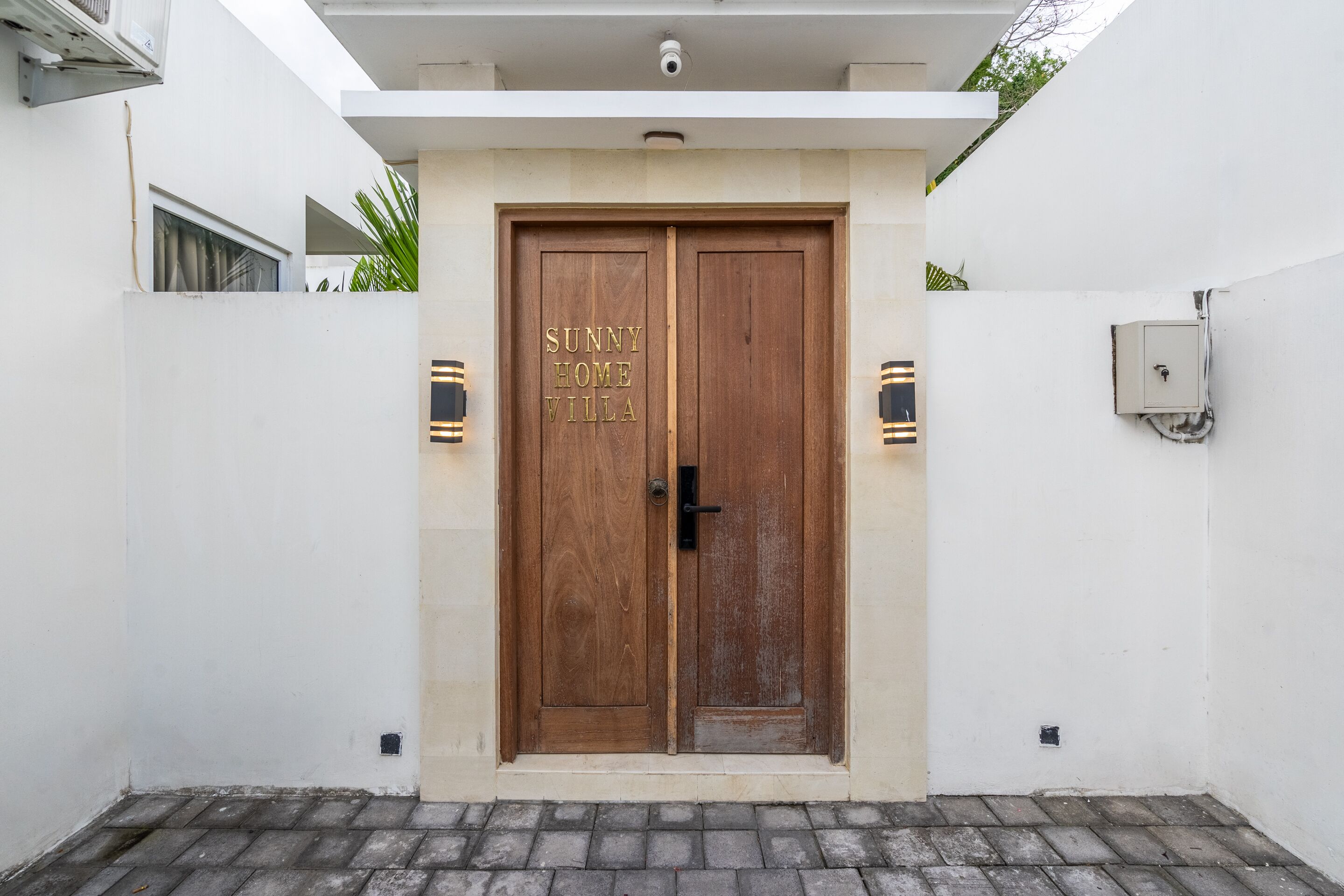Una puerta doble de madera con la inscripción 