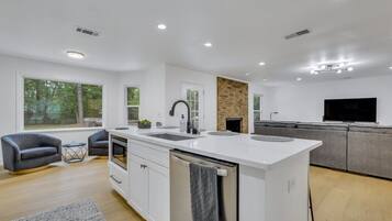 Frigorífico, microondas, horno y placa de cocina