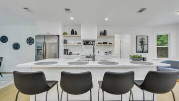 Køleskab, mikrobølgeovn, ovn, kogeplade