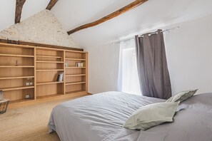 6 soveværelser, skrivebord, strygejern/strygebræt, weekendseng
