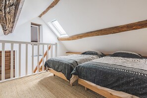 6 bedrooms, desk, iron/ironing board, travel crib