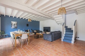 Una Smart TV, un reproductor de DVD, un futbolín