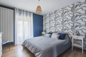 6 dormitorios, escritorio, tabla de planchar con plancha y cuna de viaje