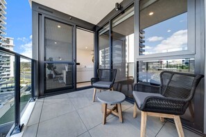 Terrace/patio - Chic 1-Bed with Sophisticated Decor, Gym & Pool (Phillip)