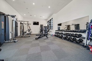 Fitness facility - Chic 1-Bed with Sophisticated Decor, Gym & Pool (Phillip)