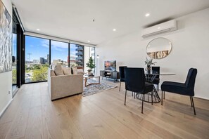 TV - Chic 1-Bed with Sophisticated Decor, Gym & Pool (Phillip)