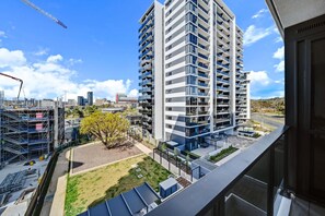 Property grounds - Chic 1-Bed with Sophisticated Decor, Gym & Pool (Phillip)