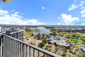Property grounds - Chic 1-Bed with Stunning Lake View & Indoor Pool (Belconnen)