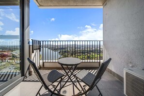 Outdoor dining - Chic 1-Bed with Stunning Lake View & Indoor Pool (Belconnen)