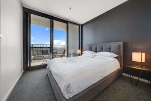 1 bedroom, iron/ironing board, WiFi, bed sheets - Chic 1-Bed with Stunning Lake View & Indoor Pool (Belconnen)