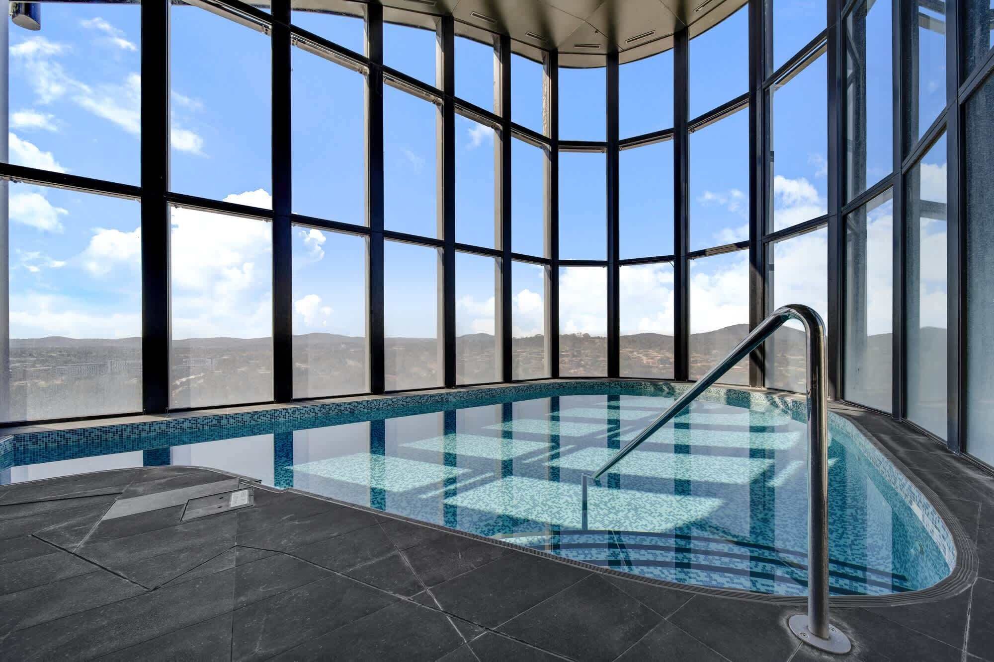 Una piscina cubierta