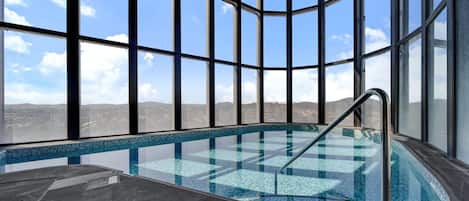 Una piscina cubierta