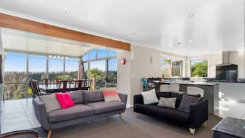 Smart-TV, bordtennis og stereoanlegg