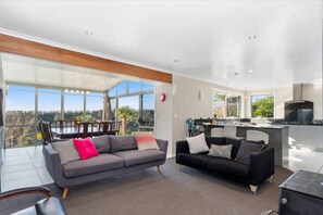 Smart-TV, Tischtennisplatte, Stereoanlage