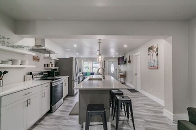 Large Five Bedroom Home near Downtown and Beach