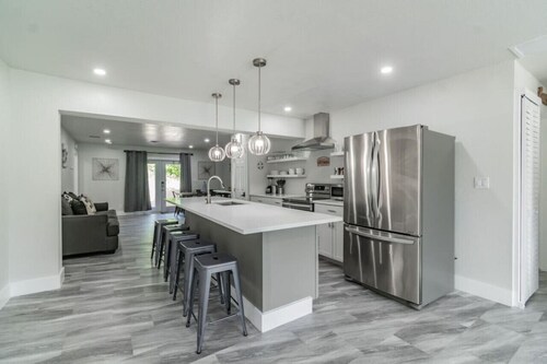 Large Five Bedroom Home near Downtown and Beach