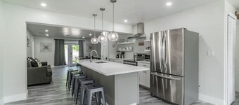 Large Five Bedroom Home near Downtown and Beach