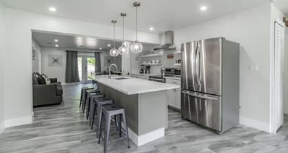 Large Five Bedroom Home near Downtown and Beach