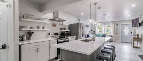 Frigorifero, microonde, forno, piano cottura