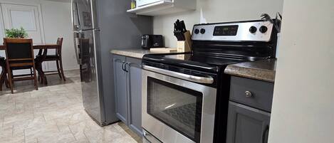 Refrigerador, microondas, horno y parrilla de estufa