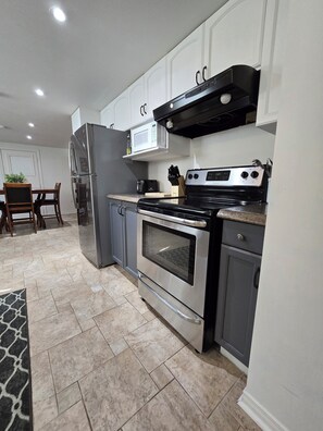 Kylskåp, mikrovågsugn, ugn och spishäll