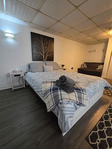 Spacious, Pet Friendly Basement Apartment 