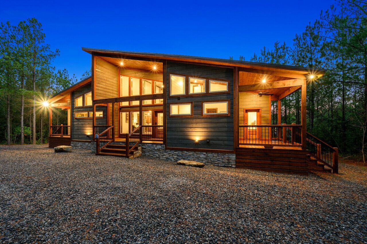 Redfern Retreat - Luxe Cabin w/ Hot Tub & Games!