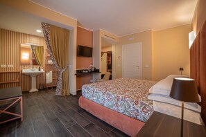 Deluxe Room | 1 bedroom, minibar, individually furnished, desk