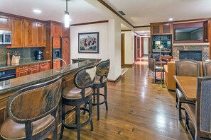 Fridge, microwave, oven, stovetop - Luxurious 2 Bedroom in Aspen - Family Friendly Resort On The Slopes! (Aspen)