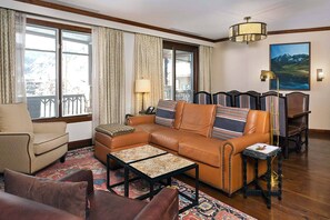 TV, fireplace - Luxurious 3 Bedroom in Aspen - Family Friendly Resort On The Slopes! (Aspen)