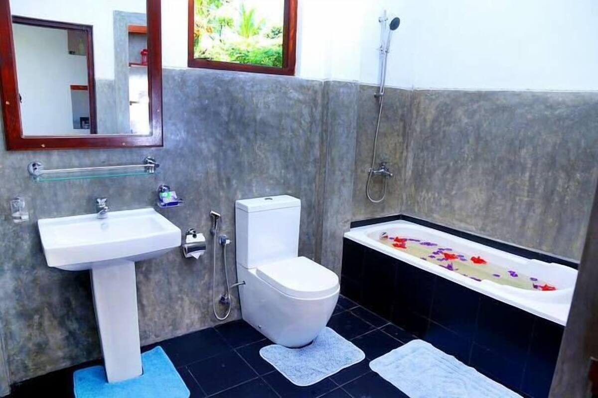 Luxe villa | Badkamer | Een douche, een regendouche, designer toiletartikelen, een haardroger