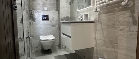 SĂšche-cheveux, serviettes fournies, savon, papier toilette