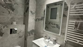 Hårtork, handdukar, tvål och toalettpapper