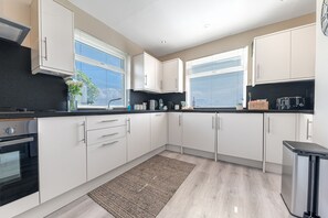 Fridge, dishwasher, electric kettle, toaster - Colt Park Cottage (Ulverston)