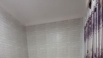 Economy Double Room | Laptop workspace, bed sheets