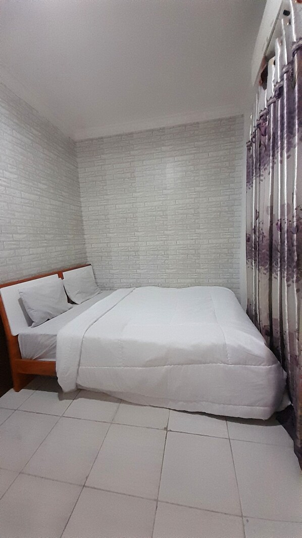 Economy Double Room | Laptop workspace, bed sheets - Hotel O Kos Rumah Mirah Syariah (Medan)