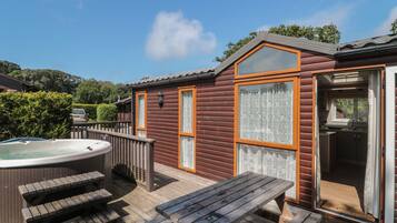 Banyera d'hidromassatge a l'aire lliure