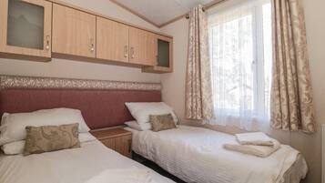 2 dormitoris, decoració individual i mobiliari individual